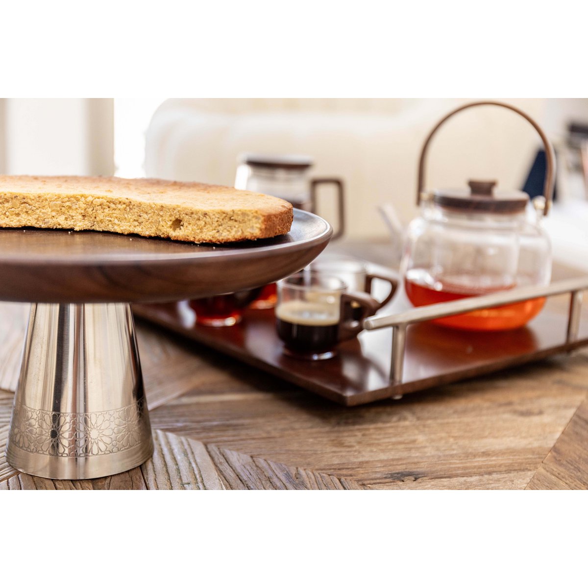 Wooden cake tin on a silver metal stand, 30 x 30 x 14.5 cm