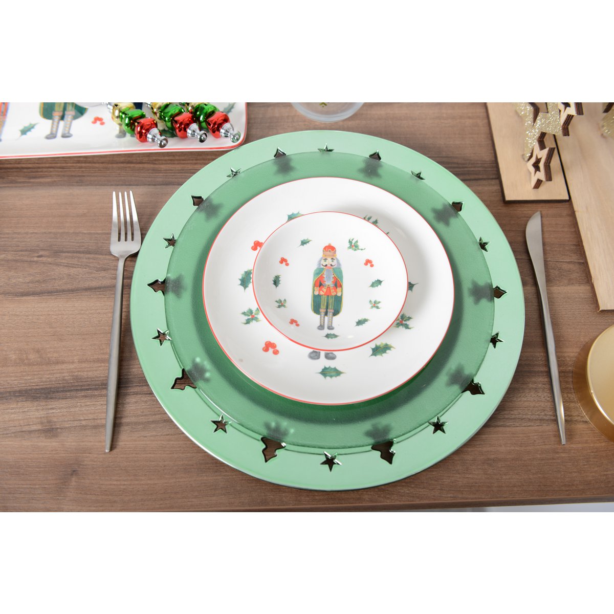 Brillanter grüner Teller mit Tannenbaum