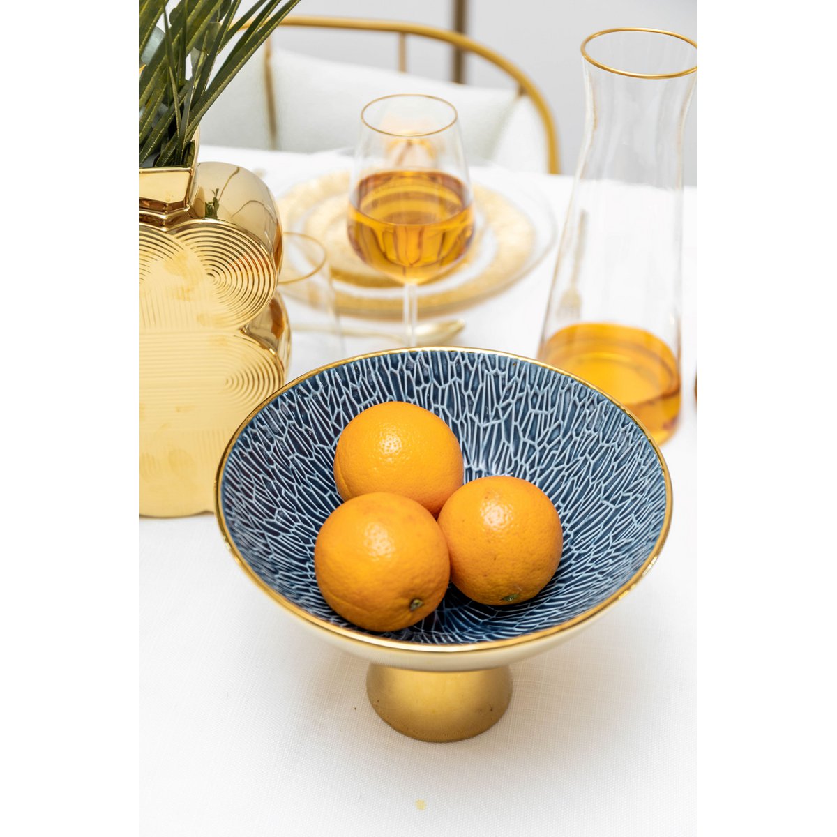 Stehender Obstschneider in Gold und Blau