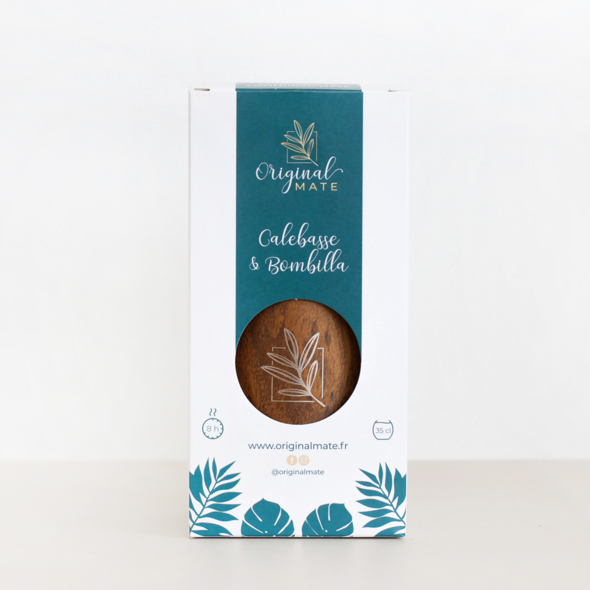 Isolated calabash wood effect and its bombilla