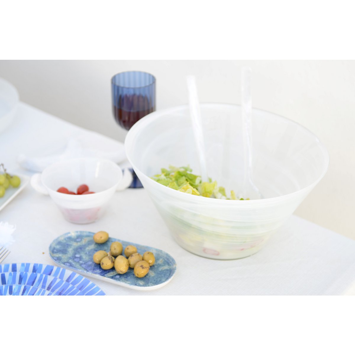 Weißer Harzsalat bedeckt