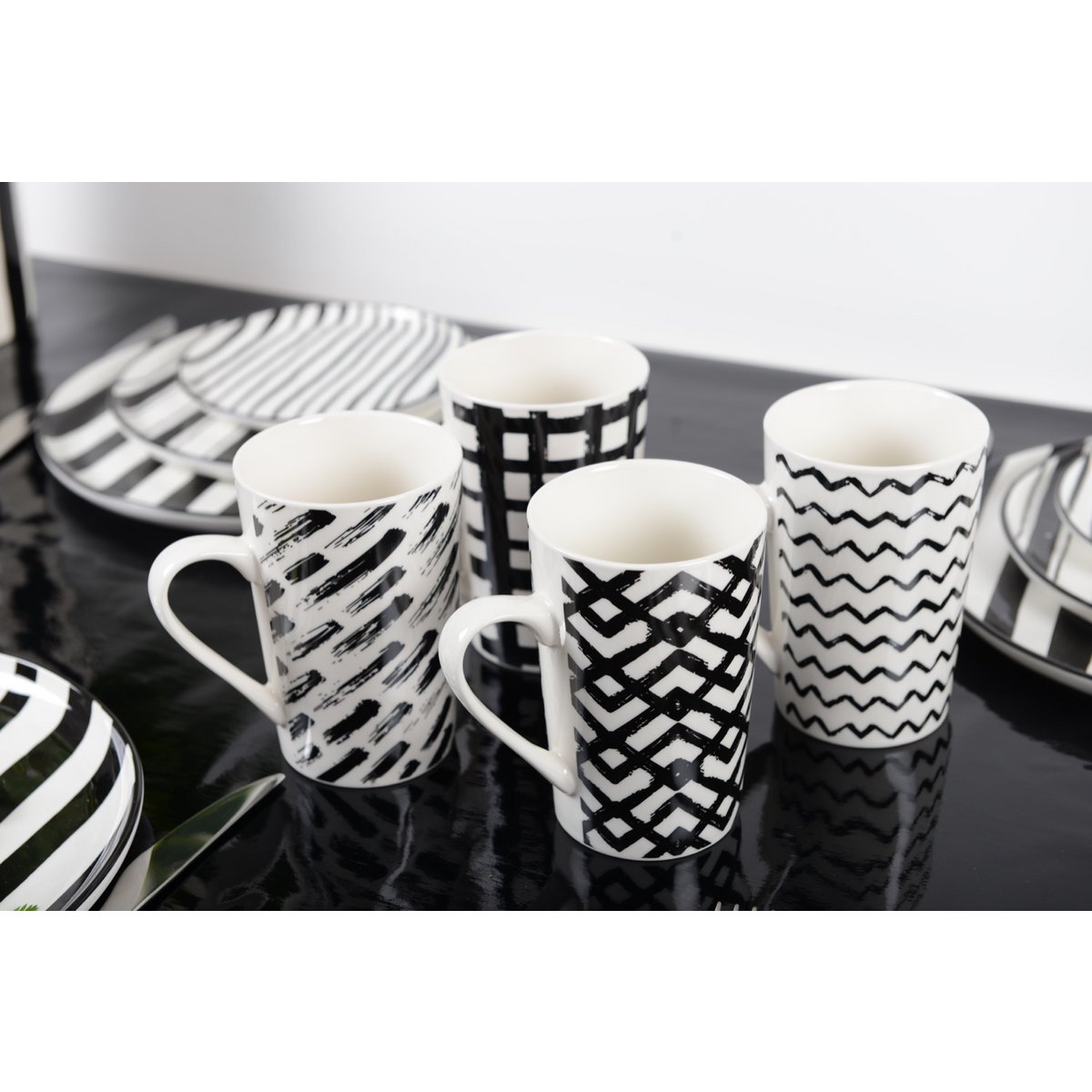 SET OF 4 CUPS 450ML BLACK &amp; WHITE