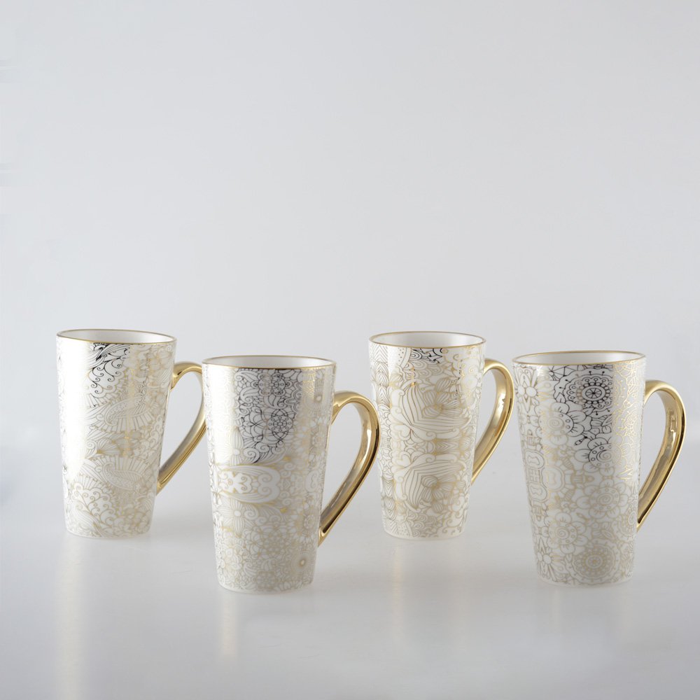 WEISSE BECHER MIT ABSTRAKTEM DESIGN – 4ER-SET