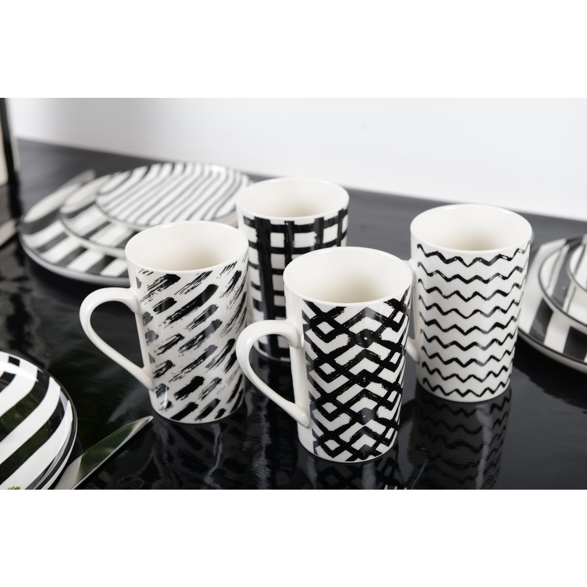 SET OF 4 CUPS 450ML BLACK &amp; WHITE