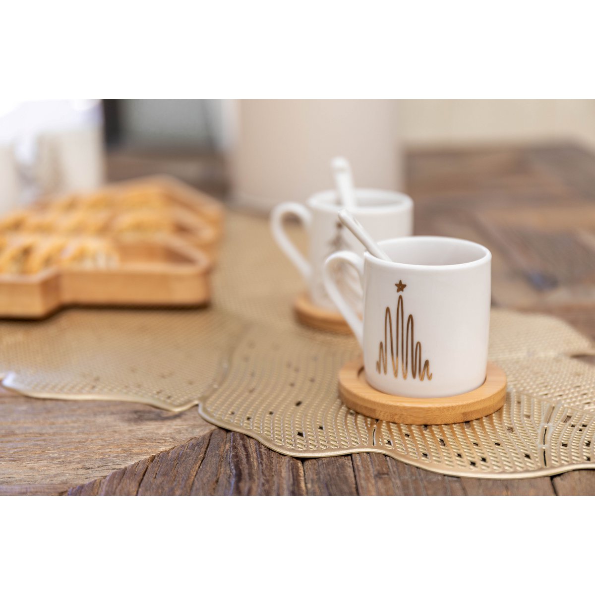 Kaffeetassen aus Tannenholz mit Löffeln und Untertassen aus Holz – 2er-Set